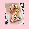 GÂTEAU 1 CHIFFRE/LETTRE + MACARONS CUSTOMISÉS – Image 2