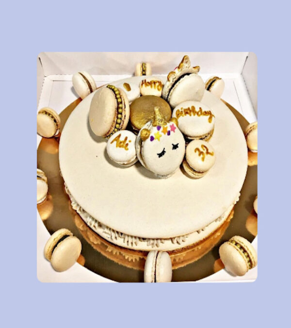 2 LAYER CAKE + CUSTOMIZED MACARONS